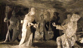 Scène sculptée dans le sel dans une galerie souterraine de la mine de Wieliczka, près de Cracovie