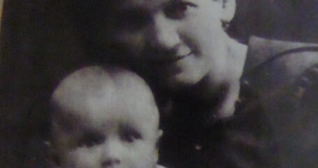 Photographie ancienne de Karol Wojtyła enfant dans les bras de sa mère, conservée dans la maison natale devenue musée à Wadowice.